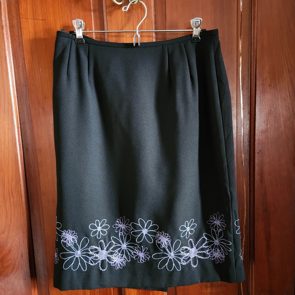 Le Suit Black Floral Skirt 10P